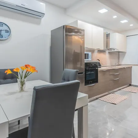 Apartman Chic Retreat In The Heart Of Tigne Sliema
