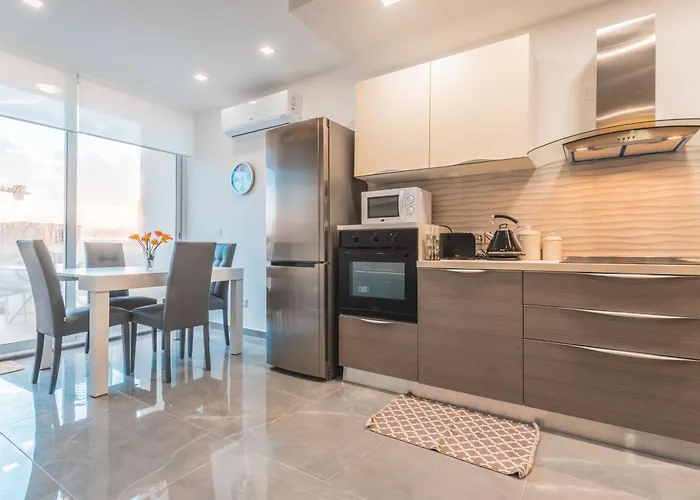 Chic Retreat In The Heart Of Tigne Sliema