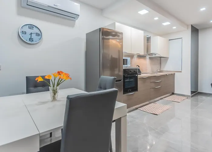 Apartament Chic Retreat In The Heart Of Tigne Sliema